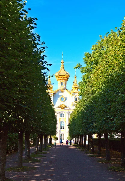 Peterhof. Kerk van de heiligen Petrus en Paulus. — Stockfoto