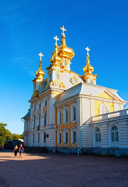 Peterhof. Iglesia de los Santos Pedro y Pablo . —  Fotos de Stock