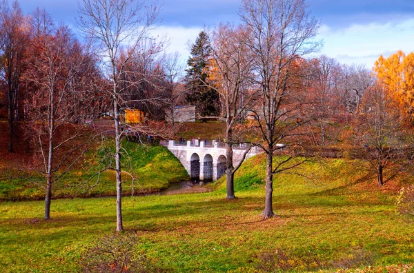 Tombez dans le parc Oranienbaum. Pont Petrovsky . — Photo