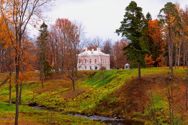 Park Oranienbaum. Jesienny krajobraz (Rosja). — Zdjęcie stockowe