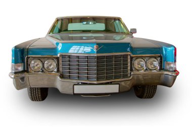 1970 model klasik Amerikan klasik arabası Cadillac Coupe DeVille, beyaz arka planda izole edilmiş. Ön görünüm.