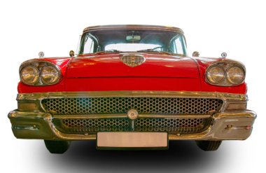Klasik Amerikan Vintage arabası 1958 Ford Fairlane 500 beyaz arka planda izole edildi. Ön görünüm.