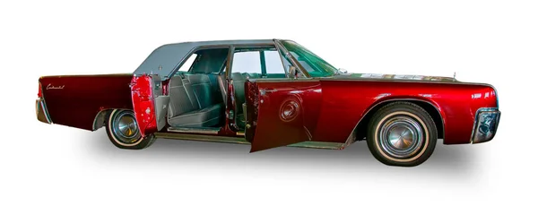 Классический Американский Винтажный Автомобиль 1961 Lincoln Continental Четырехдверный Лимузин Изолирован — стоковое фото