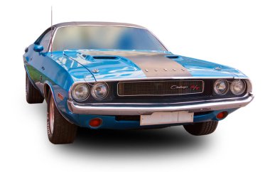 Amerikan klasik kaslı arabası Dodge Challenger 1970 beyaz arka planda izole.
