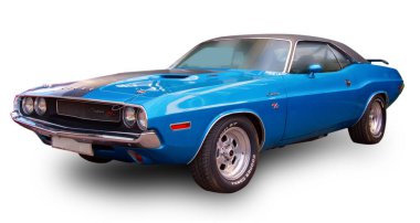 Amerikan klasik kaslı arabası Dodge Challenger 1970 beyaz arka planda izole.