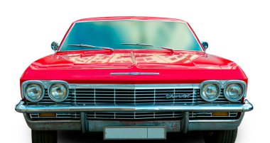 Klasik Amerikan klasik arabası Chevrolet Impala 1964 beyaz arka planda izole edildi. Ön görünüm.