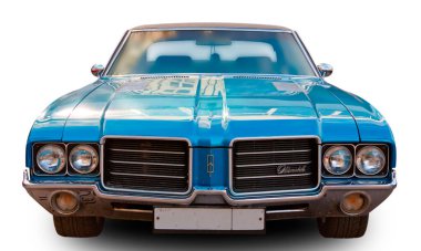 Klasik Amerikan klasik arabası Oldsmobile Cutlass 1969 beyaz arka planda izole edildi. Ön görünüm.