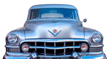 Beyaz arka planda izole edilmiş Amerikan klasik Cadillac Fleetwood Klasik Limuzin 50 'leri. Ön görünüm.