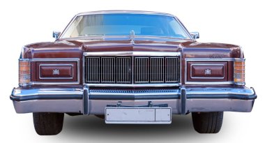 Klasik Amerikan klasik arabası Mercury Marquis Brougham 2 kapılı Hardtop 1978 beyaz arka planda izole edilmiş. Ön görünüm.