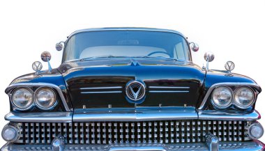 Klasik Amerikan klasik arabası Buick Special 1958 beyaz arka planda izole edildi. Ön görünüm.