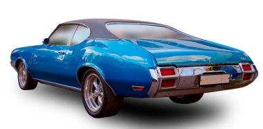 Klasik Amerikan klasik arabası Oldsmobile Cutlass 1969 beyaz arka planda izole.