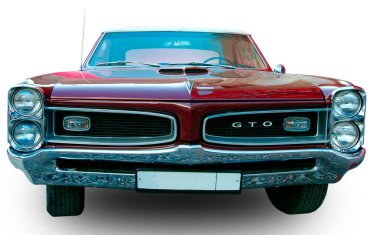 Amerikan klasik kaslı arabası 1966 Pontiac GTO beyaz arka planda izole edildi. Ön görünüm.