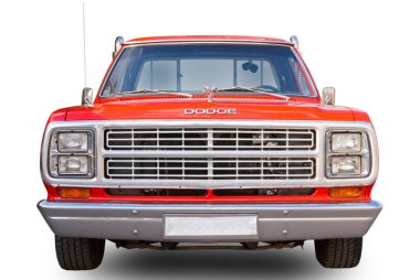 1979 model klasik Amerikan Dodge Lil Red Express beyaz arka planda izole edildi. Ön görünüm.