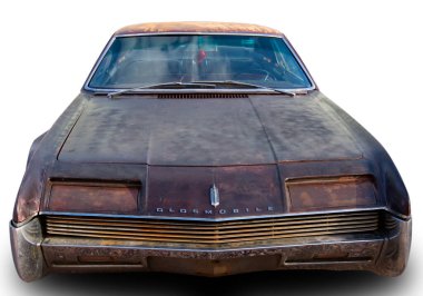 Klasik Amerikan klasik güçlü arabası 1966 model Oldsmobile Toronado Deluxe Coupe beyaz arka planda izole edilmiş. Ön görünüm.