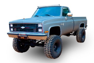Klasik Amerikan pikap arabası 1985 Chevrolet Deluxe beyaz arka planda izole edilmiş.