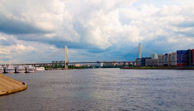 Büyük Obukhovsky köprüsü. St. Petersburg 'daki Neva nehri üzerindeki kablolu sabit köprü. Rusya.