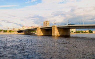 Volodarsky Köprüsü ve Neva Nehri 'nin Ekim Embankment' ı. St. Petersburg, Rusya.
