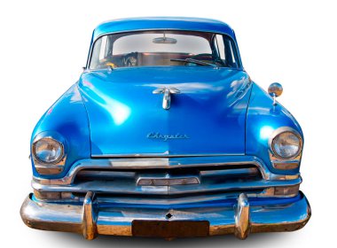 Klasik klasik Amerikan arabası Chrysler Windsor Deluxe beyaz arka planda izole edilmiştir. Ön görünüm.