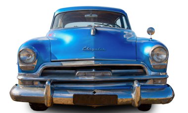 Klasik klasik Amerikan arabası Chrysler Windsor Deluxe beyaz arka planda izole edilmiştir. Ön görünüm.