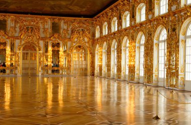 Tsarskoye Selo 'daki (Puşkin) Catherine' in Sarayı 'ndaki Büyük Salon' un (Altın Salon) içinde. St. Petersburg, Rusya 