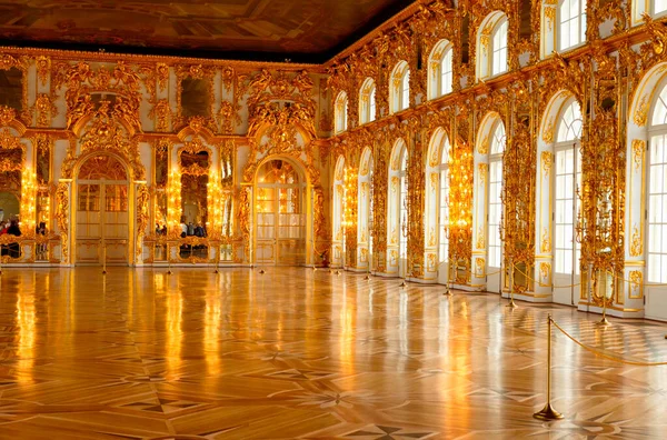 Tsarskoye Selo 'daki (Puşkin) Catherine' in Sarayı 'ndaki Büyük Salon' un (Altın Salon) içinde. St. Petersburg, Rusya 