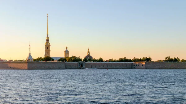 ピーターとポール要塞とネヴァ川の夕景 ロシアのサンクトペテルブルク — ストック写真