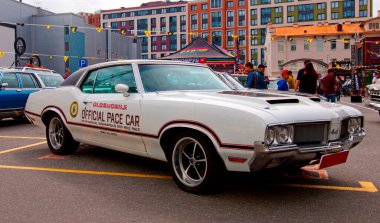 Klasik Amerikan klasik arabası Oldsmobile 442 1970 Orijinal Meet Show 'da. Rusya, St. Petersburg, 5 Eylül 2020. 