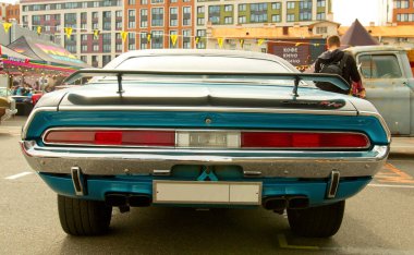 Orijinal Meet Show 'da Amerikan klasik kaslı arabası Dodge Challenger 1970. Rusya, St. Petersburg, 5 Eylül 2020. Arka plan.