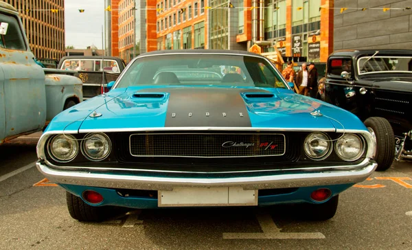 Orijinal Meet Show 'da Amerikan klasik kaslı arabası Dodge Challenger 1970. Rusya, St. Petersburg, 5 Eylül 2020. Ön görünüm.