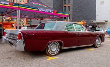 Klasik Amerikan Vintage arabası 1961 Lincoln Continental 4 kapılı limuzin Orijinal Meet Show 'da. Rusya, St. Petersburg, 5 Eylül 2020.