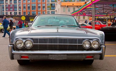 Klasik Amerikan Vintage arabası 1961 Lincoln Continental 4 kapılı limuzin Orijinal Meet Show 'da. Rusya, St. Petersburg, 5 Eylül 2020.