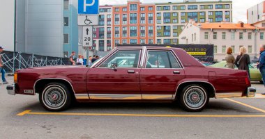 Orijinal Meet Show 'da klasik Amerikan arabası Ford LTD Victoria. Rusya, St. Petersburg, 5 Eylül 2020.