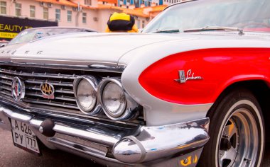 Orijinal Meet Show 'da klasik Amerikan Nadir Buick LeSabre 1961. Rusya, St. Petersburg, 5 Eylül 2020. Ön ışığın ayrıntıları.