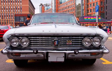 Orijinal Meet Show 'da klasik Amerikan Nadir Buick LeSabre 1961. Rusya, St. Petersburg, 5 Eylül 2020. Ön görünüm.