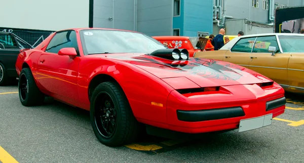 Orijinal Meet Show 'da klasik Amerikan Kas Arabası Ponitiac Firebird üçüncü nesil. Rusya, St. Petersburg, 5 Eylül 2020.