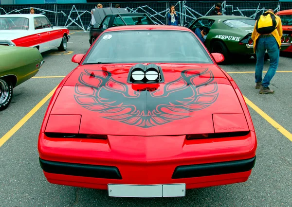 Orijinal Meet Show 'da klasik Amerikan Kas Arabası Ponitiac Firebird üçüncü nesil. Rusya, St. Petersburg, 5 Eylül 2020.