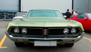 Orijinal Meet Show 'da 1970 model klasik Amerikan klasik arabası Ford Torino Coupe. Rusya, St. Petersburg, 5 Eylül 2020. Ön görünüm.