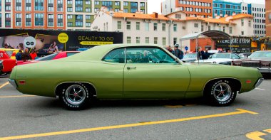 Orijinal Meet Show 'da 1970 model klasik Amerikan klasik arabası Ford Torino Coupe. Rusya, St. Petersburg, 5 Eylül 2020.