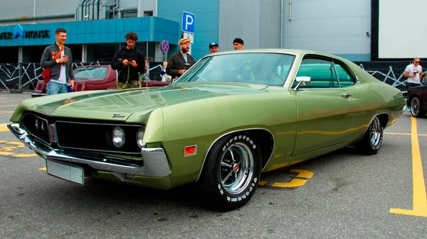 Orijinal Meet Show 'da 1970 model klasik Amerikan klasik arabası Ford Torino Coupe. Rusya, St. Petersburg, 5 Eylül 2020.