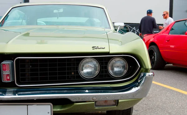 Orijinal Meet Show 'da 1970 model klasik Amerikan klasik arabası Ford Torino Coupe. Rusya, St. Petersburg, 5 Eylül 2020. Ön ışıklar detayı.