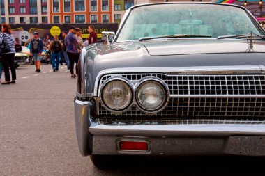 Klasik Amerikan Vintage arabası 1961 Lincoln Continental 4 kapılı limuzin Orijinal Meet Show 'da. Rusya, St. Petersburg, 5 Eylül 2020. Ön ışığın ayrıntıları.