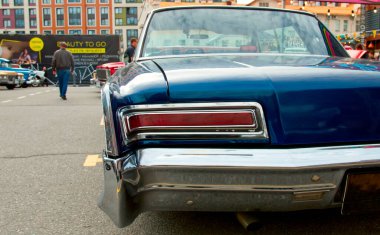 1966 Lüks Amerikan Oldtimer Chrysler Newport Orijinal Meet Show 'da. Rusya, St. Petersburg, 5 Eylül 2020. Arkadaki ışığın ayrıntıları.