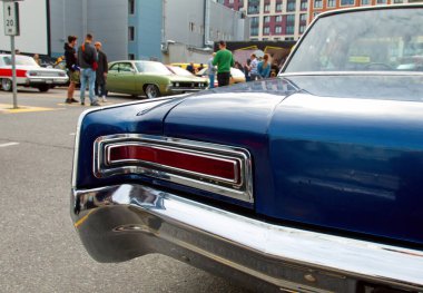 1966 Lüks Amerikan Oldtimer Chrysler Newport Orijinal Meet Show 'da. Rusya, St. Petersburg, 5 Eylül 2020. Arkadaki ışığın ayrıntıları.