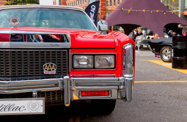 Amerikan Oldtimer Cadillac Eldorado 1978 Orijinal Meet Show 'da. Rusya, St. Petersburg, 5 Eylül 2020. Ön ışıklar detayı.