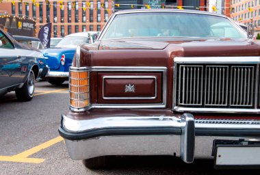 Klasik Amerikan klasik arabası Mercury Marquis Brougham 2 kapılı Hardtop 1978 Orijinal Meet Show 'da. Rusya, St. Petersburg, 5 Eylül 2020. Ön ışıklar detayı.