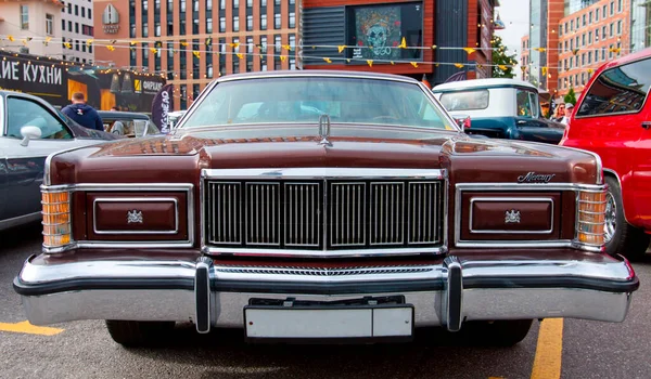 Klasik Amerikan klasik arabası Mercury Marquis Brougham 2 kapılı Hardtop 1978 Orijinal Meet Show 'da. Rusya, St. Petersburg, 5 Eylül 2020. Ön görünüm.