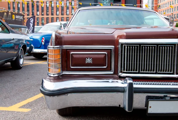 Klasik Amerikan klasik arabası Mercury Marquis Brougham 2 kapılı Hardtop 1978 Orijinal Meet Show 'da. Rusya, St. Petersburg, 5 Eylül 2020. Ön ışıklar detayı.