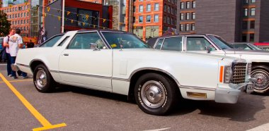 1982 Lincoln Mark VI Amerikan Klasik Lüks Coupe Orijinal Meet Show 'da. Rusya, St. Petersburg, 5 Eylül 2020.