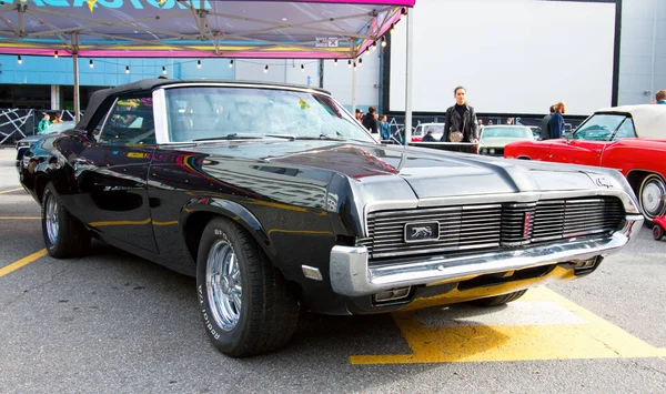 Classical American Mercury Cougar Xr7 Convertible 1967 Original Meet Show — стоковое фото