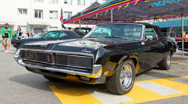 Klasik Amerikan Mercury Cougar XR7 üstü açılabilir 1967 Orijinal Meet Show 'da. Rusya, St. Petersburg, 5 Eylül 2020.
